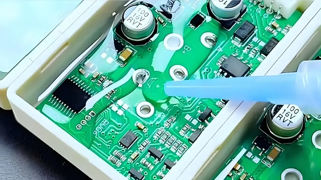 Toepassing van HTPB bij het oppotten/inkapselen van elektronische materialen